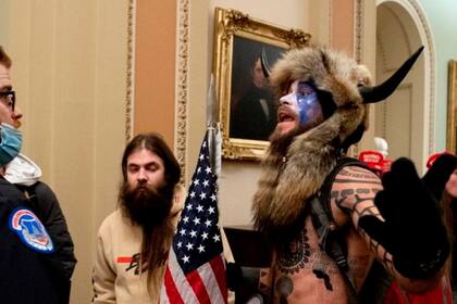 Jake Angeli, uno de los activistas más notorios en el asalto al Capitolio, es parte de QAnon.