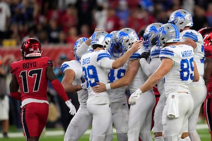 Jake Bates (39), pateador de los Lions de Detroit, celebra con sus compañeros de equipo después de convertir un intento de gol de campo de 58 yardas, durante la segunda mitad del juego de la NFL en contra de los Texans de Houston, el domingo 10 de noviembre de 2024, en Houston. (AP Foto/David J. Phillip)