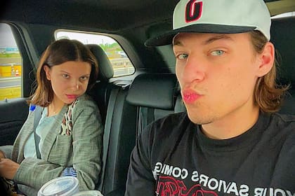 Jake Bongiovi, el hijo de Jon Bon Jovi, y Millie Bobby Brown agrandaron la familia