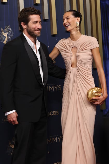 Jake Gyllenhaal, nominado por su papel en Presumed
Innocent, y la modelo Jeanne Cadieu fueron una de las
parejas más elegantes. Ella lució un vestido de Schiaparelli
con pendientes dorados de la misma firma, que hacía juego
con su clutch, mientras que él eligió un smoking clásico de
Prada