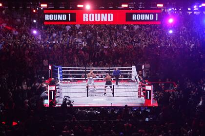 Jake Paul, a la izquierda, y Mike Tyson pelean durante su combate de boxeo de peso pesado, el viernes 15 de noviembre de 2024, en Arlington, Texas. (AP Foto/Julio Cortez)