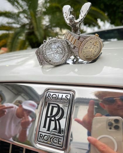 Jake Paul le tomó una foto a su Rolls Royce con dos lujosos relojes