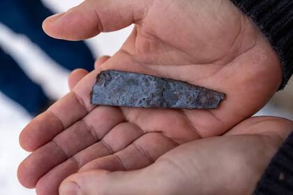 Jakob Bonde sostiene la hoja de cuchillo con la inscripción rúnica