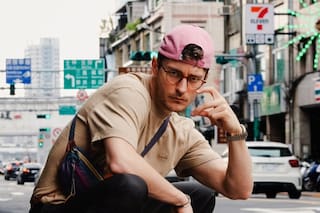 Es una joven promesa de la clásica, encontró un "nicho" que pocos transitaron y discute el concepto de "concierto"