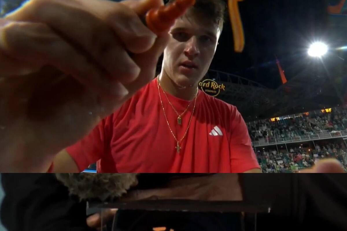 Jakub Mensik cumple con el ritual de firmar la cámara luego de ganar, pero con una dedicatoria especial: "Gracias Leo"