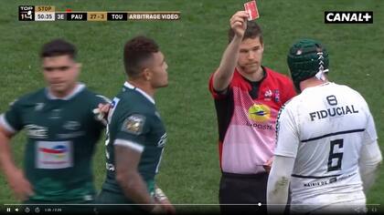 Jale Vatubua, de Pau, es expulsado por su temeraria acción.