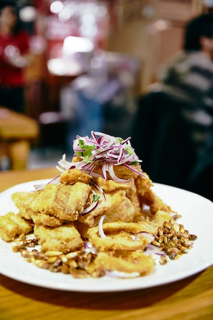 Jalea de pescado, el plato peruano que sirve Zapata en Las Palmeras y que es muy pedido por los visitantes que llegan al Barrio 31