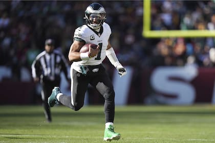 Jalen Hurts es una de las piezas más importantes de los Eagles (Archivo)