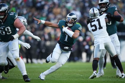 Jalen Hurts se recupera de su peor partido con 3 en triunfo de Eagles 31-0 ante Raiders