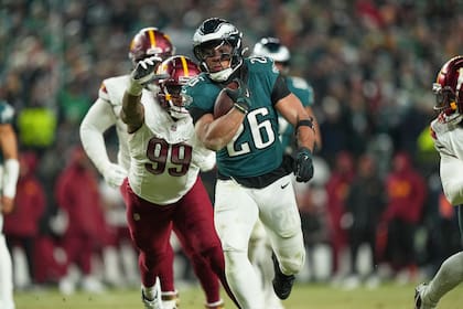 Jalen Hurts y Saquon Barkley brillaron en la contundente victoria de los Eagles frente a los Washington Commanders por 55-23