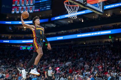 Jalen Johnson, alero de los Hawks de Atlanta, realiza una clavada en el encuentro del viernes 29 de noviembre de 2024, ante los Cavaliers de Cleveland (AP Foto/Erik Rank)