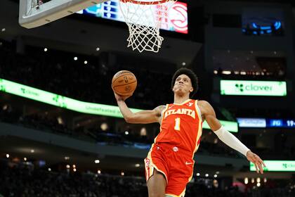 Jalen Johnson, de los Hawks de Atlanta, se alista a clavar el balón durante la primera mitad del juego de baloncesto de la NBA frente a los Bucks de Milwaukee, el miércoles 4 de diciembre de 2024, en Milwaukee. (AP Foto/Aaron Gash)