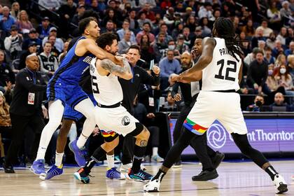 Jalen Suggs, de Orlando Magic, toma desde atrás a Austin Rivers, de Minnesota Timberwolves, pero la batalla será inevitable