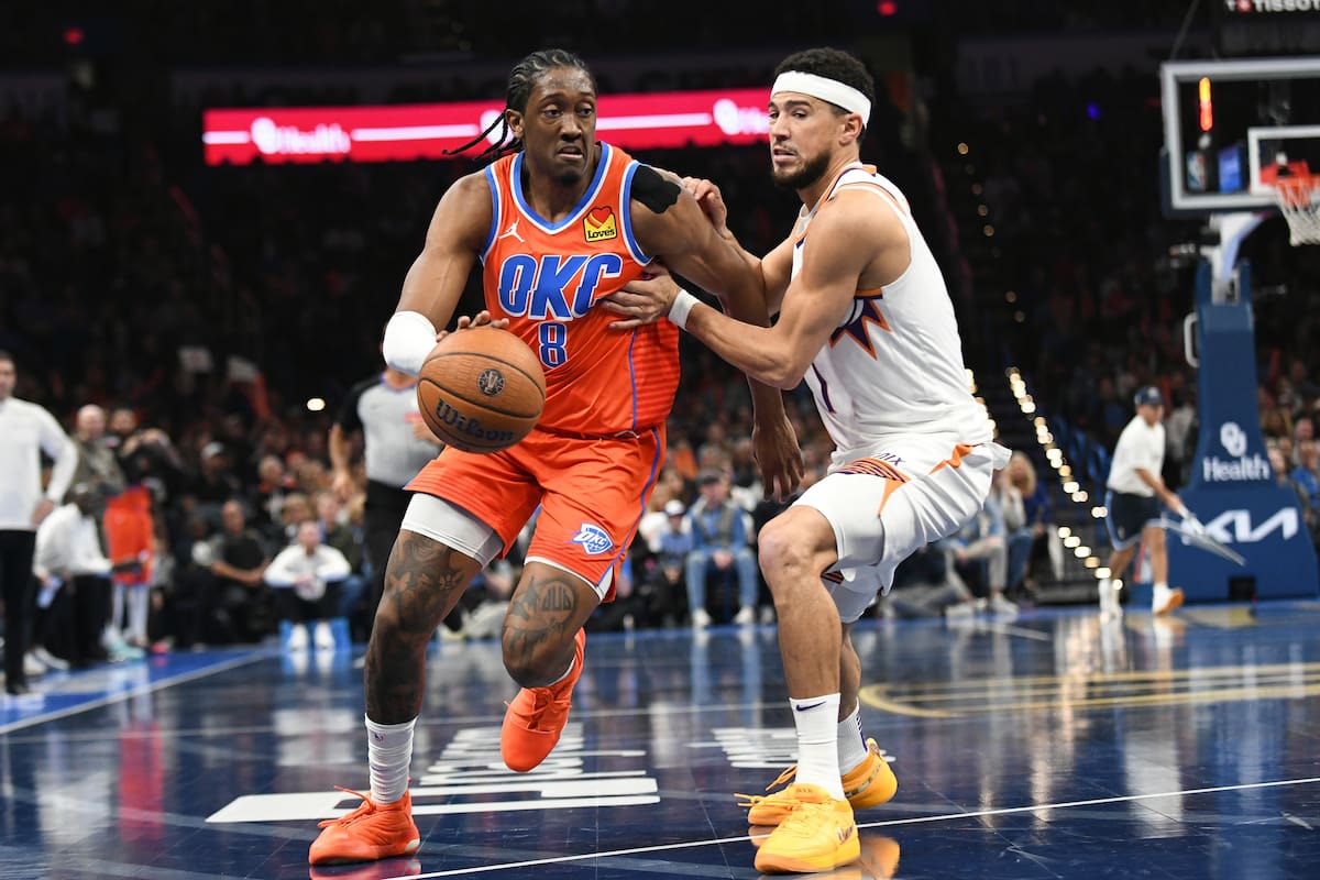 Jalen Williams, del Thunder de Oklahoma City, elude a Devin Booker, de los Suns de Phoenix, en el encuentro del viernes 15 de noviembre de 2024 (AP Foto/Kyle Phillips)