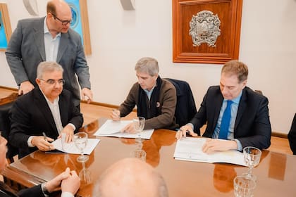 Jalil, Caputo, Santilli en la firma, junto al secretario de Infraestructura, Fernando Hermann