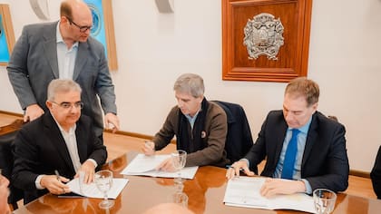 Jalil, Caputo y Santilli junto al secretario de Infraestructura de Catamarca, Fernando Hermann
