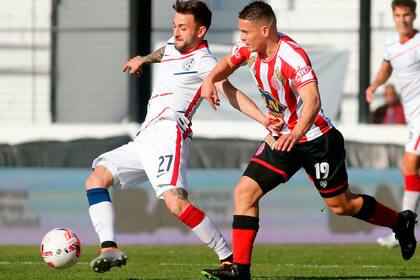 Jalil Elías, de San Lorenzo, ante Carlos Arce, de Barracas Central