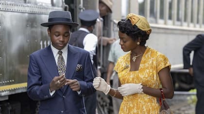 Jalyn Hall y Danielle Deadwyler como Emmett Till y Mamie Till-Mobley