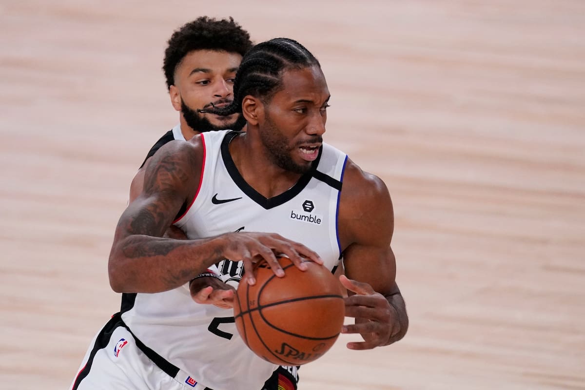 Jamal Murray de los Denver Nuggets, a la izquierda, busca el balón mientras Kawhi Leonard (2) de Los Angeles Clippers busca ayuda durante la primera mitad de un partido de baloncesto de semifinales de la conferencia de la NBA el lunes 7 de septiembre de 2020 en Lake Buena Vista. , Florida.