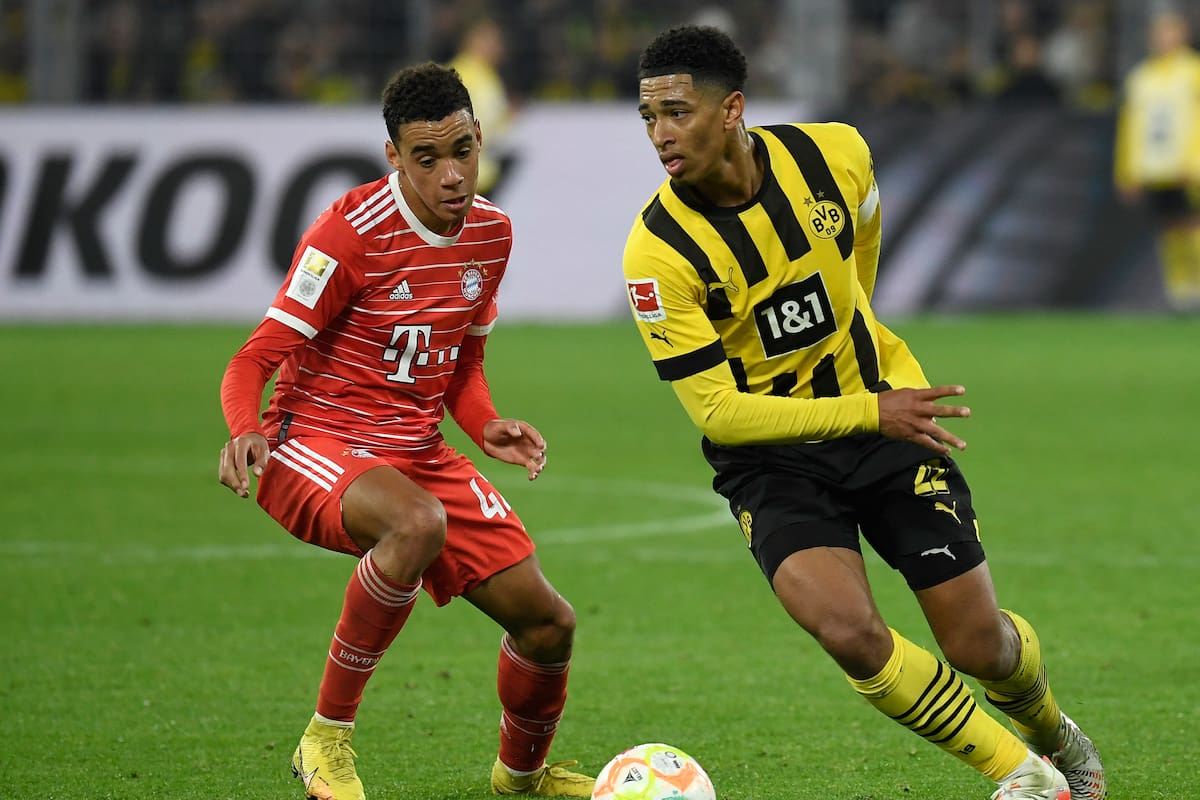 Jamal Musiala, con la casaca de Bayern Munich, y Jude Bellingham, con la camiseta de Borussia Dortmund, se criaron juntos en el centro de St George’s Park, una cantera del fútbol inglés