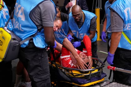 Jamal Musiala del Bayern es sacado de la cancha en camilla tras lesionarse en el partido contra el Paris Saint-Germain en los cuartos de final del Mundial de Clubes (AP Foto/Brynn Anderson)