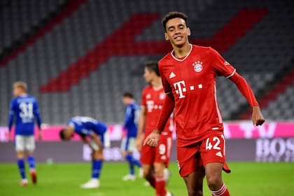 Jamal Musiala, el goleador más joven de la historia de Bayern Munich: anotó el último gol en la demolición de Schalke 04, al que los bávaros derrotaron por 8-0.