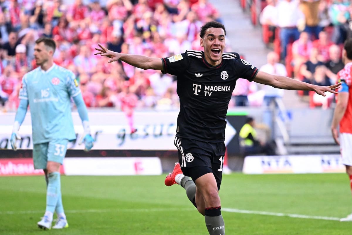 Jamal Musiala se unió al juego en el segundo tiempo, desde el banco de suplentes, y anotó un gol ante Mainz 05; Bayern Múnich caía por 3-0 y lo ganó por 4-3