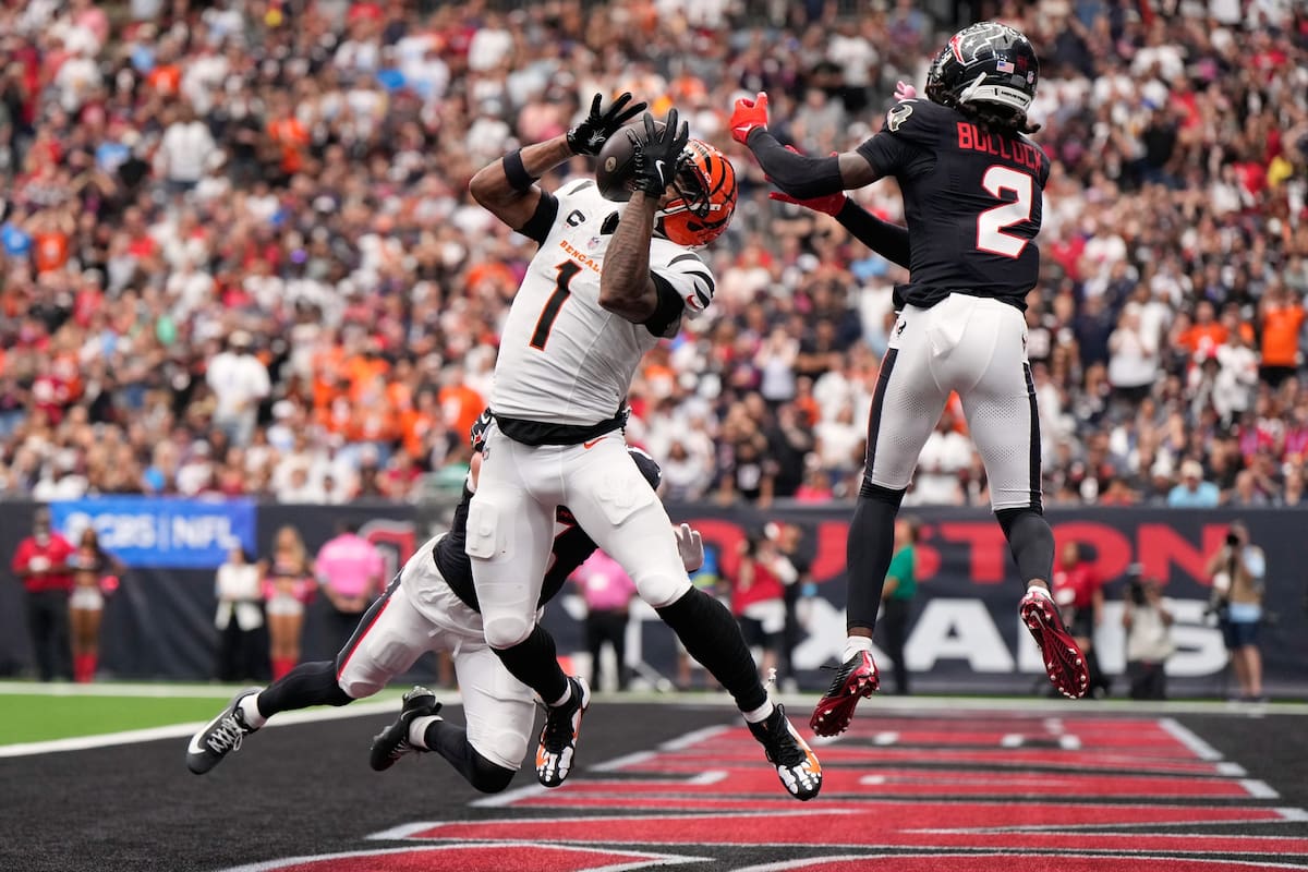Ja'marr Chase (1), receptor de los Bengals de Cincinnati, atrapa un pase para un touchdown mientras