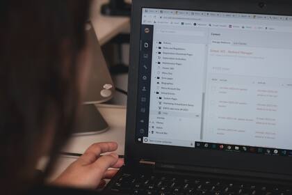 Jamás se debe enviar un correo electrónico e inmediatamente llamar por teléfono, dicen los expertos
