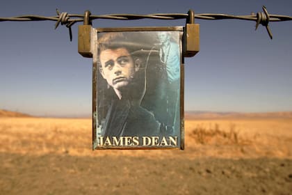La foto de James Dean en la intersección de la ruta donde falleció