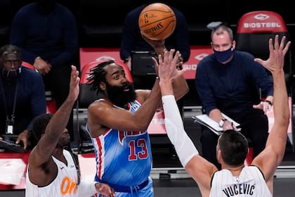 En el 122-115 sobre Orlando Magic, Harden debutó en Brooklyn con un triple-doble: 32 tantos, 12 rebotes, 14 pases-gol, 4 robos y 1 tapa, pero 9 pérdidas; La Barba no fue tímido en su estreno en la franquicia neoyorquina.