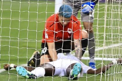 James acomoda a su rival en lo que resultó una maniobra clave para salvarle la vida