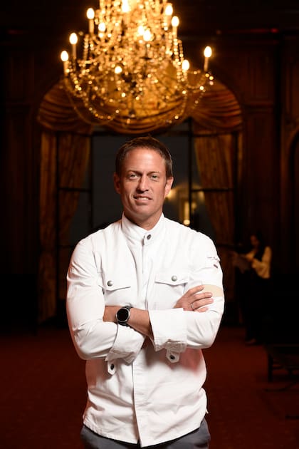 James Berckemeyer, chef de Cosme, en uno de los salones de la Mansion