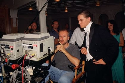 James Cameron en una postal del detrás de escena de la película junto a Leonardo DiCaprio