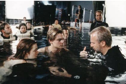 James Cameron y el elenco grabando Titanic