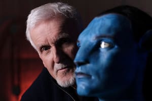 James Cameron y una de sus criaturas, en los estudios Manhattan Beach, en California