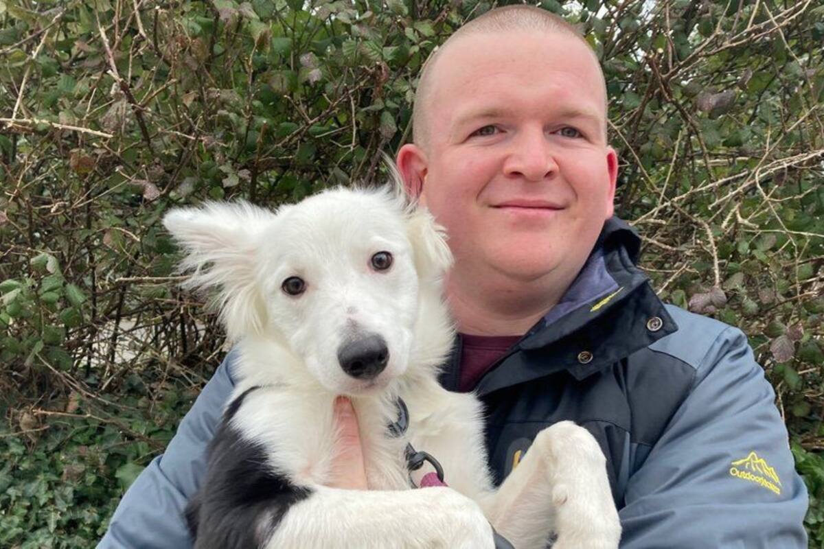 James Cosens tiene 29 años y evitó que se lleven a su mascota Rosie. Crédito: bbc.com