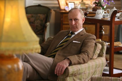 James Cromwell interpretando al príncipe Felipe en The Queen