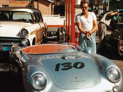 James Dean con su Porsche 550 Spyder. La imagen rebelde del actor quedó para siempre asociada con la marca alemana en EE.UU.