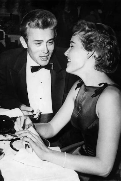 James Dean se enamoró a primera vista de la actriz suiza. Poco tiempo después que ella lo dejara, él murió en un accidente de auto.
