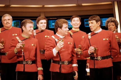James Doohan, DeForest Kelley, Walter Koenig, William Shatner, George Takei, Leonard Nimoy y Nichelle Nichols brindando por la nueva película de Star Trek de 1988