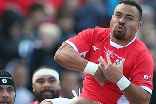 De trabajar en una compañía de gas a llevar la Nº 10 de Tonga en un Mundial