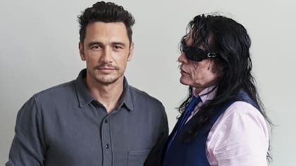 James Franco, junto a Tommy Wiseau, el autor y protagonista de la “mejor peor película de la historia”, cuyo caótico proceso de producción inspiró The Disaster Artist