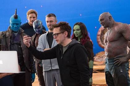 James Gunn junto al elenco de Guardianes de la galaxia en el rodaje de la segunda parte de la saga.