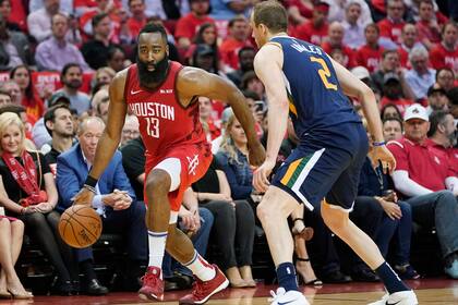James Harden ante la defensa de Joe Ingles, el australiano de Utah Jazz