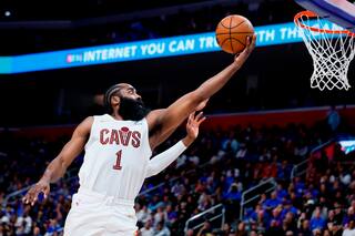 James Harden, aún en proceso de adaptación, coloca a los Cavs a un triunfo de la final del Este