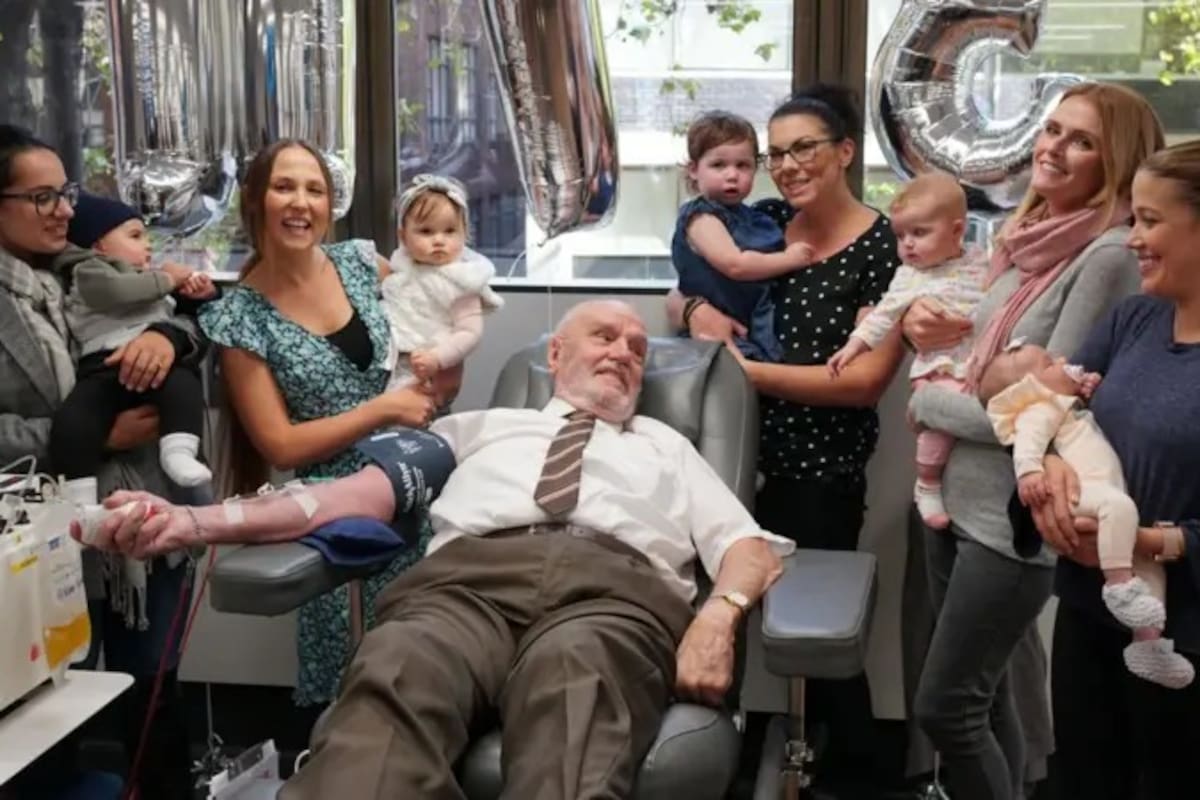James Harrison en su última donación de sangre en 2018 junto a madres y sus bebés que nacieron gracias a él.