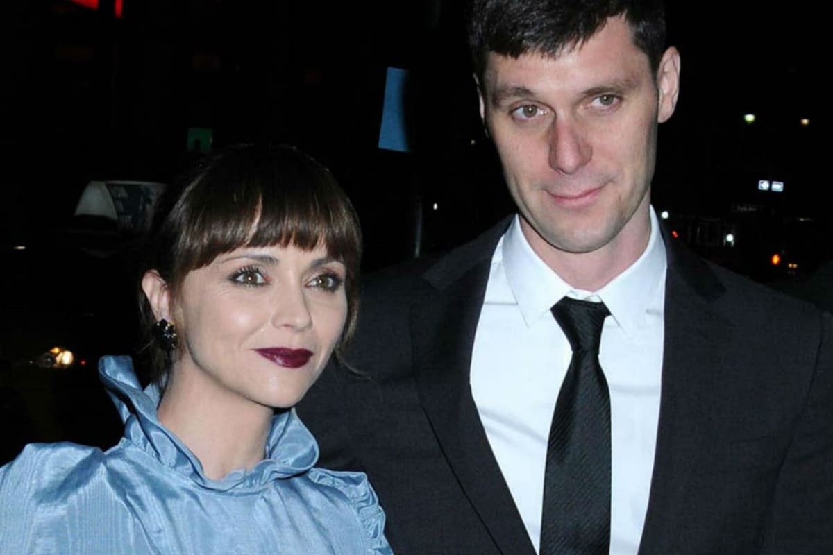 James Heerdegen debe permanecer a 100 metros de distancia de Christina Ricci y su hijo Freddie, luego de que la actriz presentara una denuncia por violencia doméstica