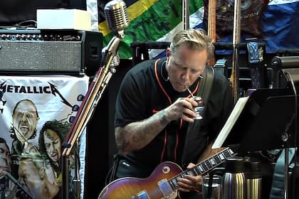 James Hetfield, un mate durante el ensayo de Metallica