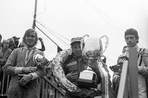 James Hunt y Tom Pryce flanquean a Vittorio Brambilla, ganador del Gran Premio de Austria de 1975 de Fórmula 1; el Gorila de Monza firmó una victoria entre la espectacularidad y el grotesco